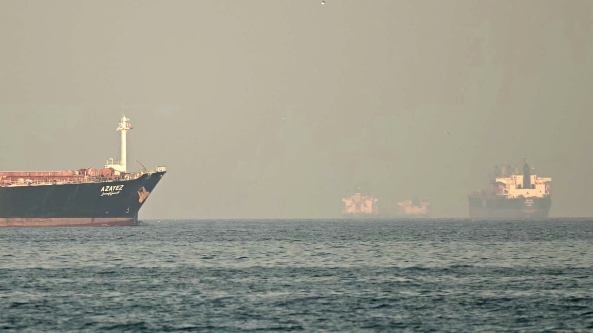 Ιράν: Περίπου 20 πλοία κινούνται προς την έξοδο των Στενών του Ορμούζ