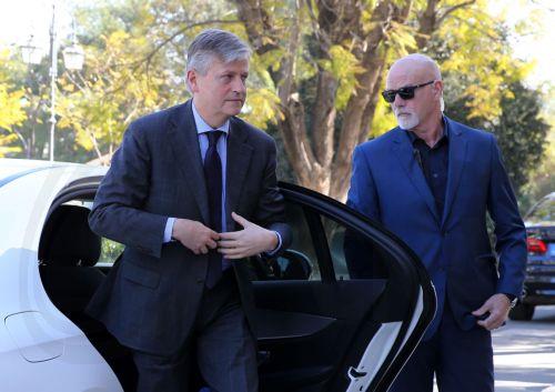 &Sigma;&tau;&eta;&nu; &Kappa;ύ&pi;&rho;&omicron; &omicron; &Lambda;&alpha;&kappa;&rho;&omicron;&upsilon;ά-&Sigma;&upsilon;&nu;&alpha;&nu;&tau;ά &tau;&omicron;&nu; &Chi;&rho;&iota;&sigma;&tau;&omicron;&delta;&omicron;&upsilon;&lambda;ί&delta;&eta; &epsilon;&nu; &mu;έ&sigma;&omega; &epsilon;&nu;&tau;ά&sigma;&epsilon;&omega;&nu; &sigma;&epsilon; &nu;&epsilon;&kappa;&rho;ή &zeta;ώ&nu;&eta;