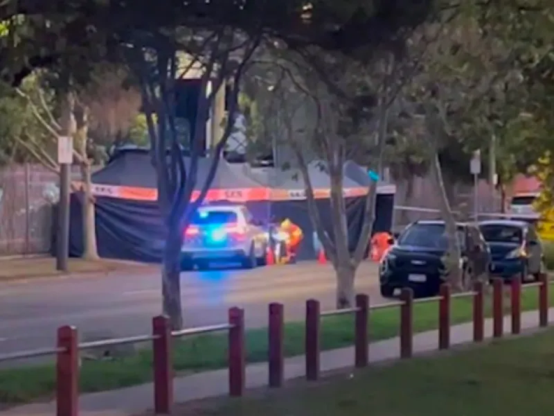 &Alpha;&upsilon;&sigma;&tau;&rho;&alpha;&lambda;ί&alpha;: &Alpha;&upsilon;&tau;&omicron;&kappa;ί&nu;&eta;&tau;&omicron; έ&pi;&epsilon;&sigma;&epsilon; &sigma;&epsilon; &pi;&epsilon;&zeta;&omicron;ύ&sigmaf; - Έ&nu;&alpha;&sigmaf; &nu;&epsilon;&kappa;&rho;ό&sigmaf; &kappa;&alpha;&iota; &alpha;&kappa;ό&mu;&eta; έ&nu;&alpha;&sigmaf; &kappa;&rho;ί&sigma;&iota;&mu;&alpha;