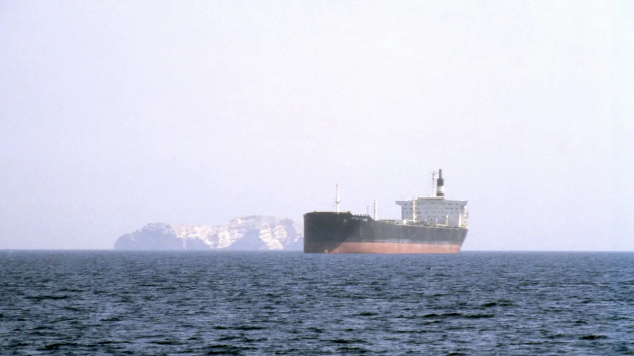 Ιράν: Προειδοποιεί πλοία και Ναυτικό ΗΠΑ να μην πλησιάζουν το Στενό του Ορμούζ