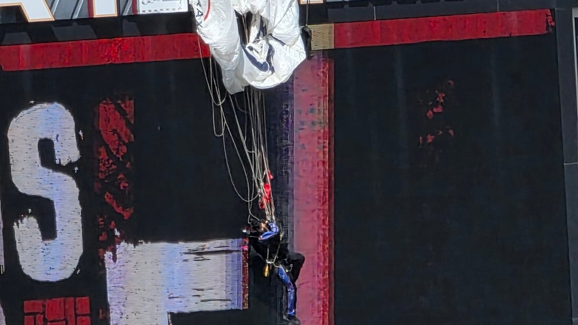 ΗΠΑ: Viral αλεξιπτωτιστής που κόλλησε σε ηλεκτρονικό πίνακα γηπέδου (ΒΙΝΤΕΟ)