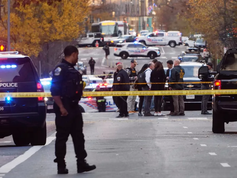 &Eta;&Pi;&Alpha;: &Tau;&rho;&epsilon;&iota;&sigmaf; &phi;&omicron;&iota;&tau;&eta;&tau;έ&sigmaf; &tau;&rho;&alpha;&upsilon;&mu;&alpha;&tau;ί&sigma;&tau;&eta;&kappa;&alpha;&nu; &alpha;&pi;ό &sigma;&phi;&alpha;ί&rho;&epsilon;&sigmaf; &sigma;&epsilon; &pi;&alpha;&nu;&epsilon;&pi;&iota;&sigma;&tau;&eta;&mu;&iota;&omicron;ύ&pi;&omicron;&lambda;&eta;