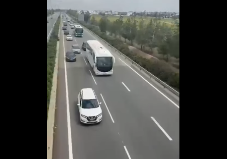 Κυκλοφοριακό κομφούζιο προκάλεσαν οπαδοί–Μπήκαν στο δρόμο και άναψαν πυρσούς