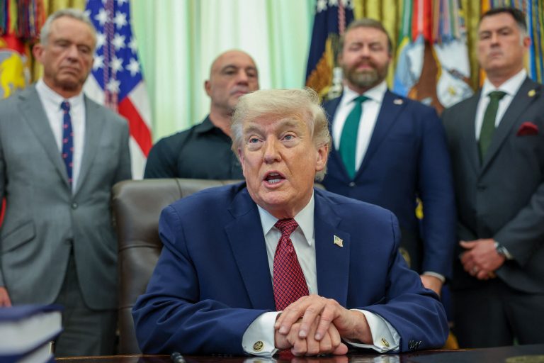 &Tau;&rho;&alpha;&mu;&pi;: &laquo;&Tau;έ&lambda;&omicron;&sigmaf; &omicron; &kappa;ύ&rho;&iota;&omicron;&sigmaf; &kappa;&alpha;&lambda;ό&sigmaf;! &Alpha;&nu; &tau;&omicron; &Iota;&rho;ά&nu; &delta;&epsilon;&nu; &delta;&epsilon;&chi;&tau;&epsilon;ί &sigma;&upsilon;&mu;&phi;&omega;&nu;ί&alpha;, &theta;&alpha; &pi;έ&sigma;&epsilon;&iota; &epsilon;ύ&kappa;&omicron;&lambda;&alpha;&raquo;