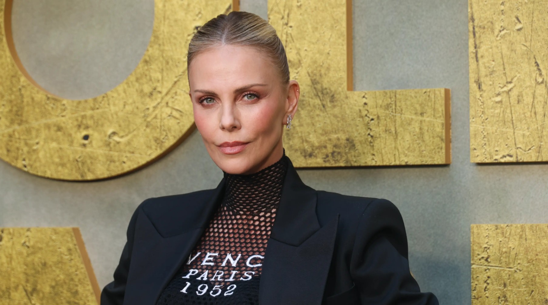 &Sigma;&alpha;&rho;&lambda;ί&zeta; &Theta;&epsilon;&rho;ό&nu;: &Eta; &nu;ύ&chi;&tau;&alpha; &pi;&omicron;&upsilon; &eta; &mu;&eta;&tau;έ&rho;&alpha; &tau;&eta;&sigmaf; &sigma;&kappa;ό&tau;&omega;&sigma;&epsilon; &tau;&omicron;&nu; &pi;&alpha;&tau;έ&rho;&alpha; &tau;&eta;&sigmaf;