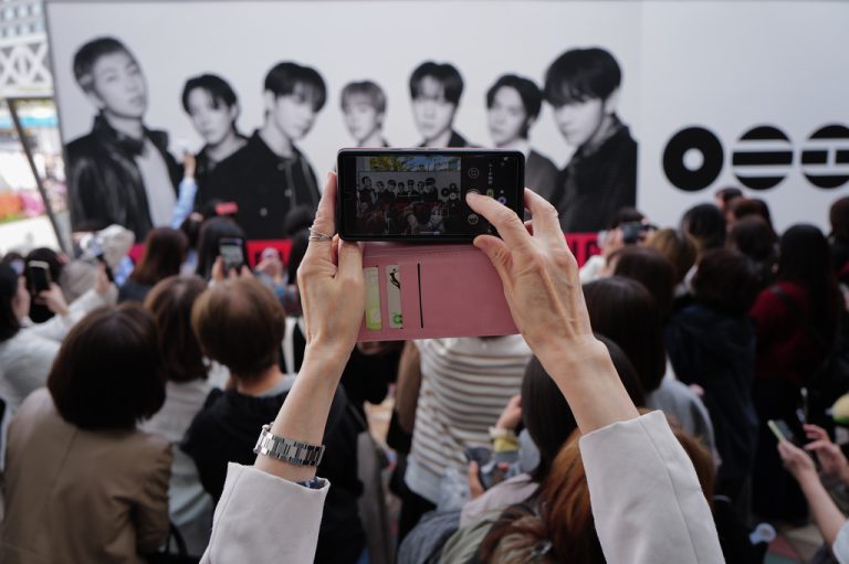 Νότια Κορέα: Ένταλμα σύλληψης του «ισχυρού άνδρα» της K-pop πίσω από τους BTS
