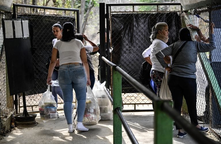 &Beta;&epsilon;&nu;&epsilon;&zeta;&omicron;&upsilon;έ&lambda;&alpha;: &Tau;&omicron;&upsilon;&lambda;ά&chi;&iota;&sigma;&tau;&omicron;&nu; &pi;έ&nu;&tau;&epsilon; &nu;&epsilon;&kappa;&rho;&omicron;ί &sigma;&epsilon; &epsilon;&xi;έ&gamma;&epsilon;&rho;&sigma;&eta; &sigma;&epsilon; &phi;&upsilon;&lambda;&alpha;&kappa;ή