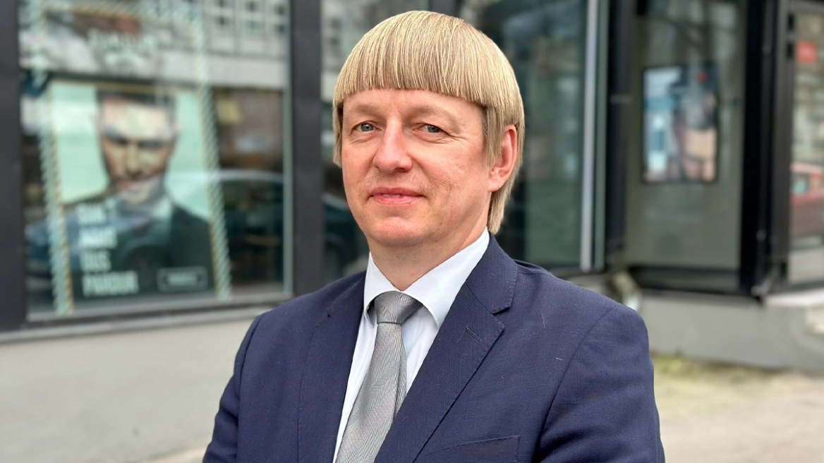 &Epsilon;&sigma;&theta;&omicron;&nu;ό&sigmaf; &pi;&omicron;&lambda;&iota;&tau;&iota;&kappa;ό&sigmaf; έ&gamma;&iota;&nu;&epsilon; viral &gamma;&iota;&alpha; &tau;&omicron; &mu;&alpha;&lambda;&lambda;ί &tau;&omicron;&upsilon; - &laquo;&Nu;ό&mu;&iota;&zeta;&alpha; ό&tau;&iota; ή&tau;&alpha;&nu; &epsilon;&iota;&kappa;ό&nu;&alpha; AI&raquo;