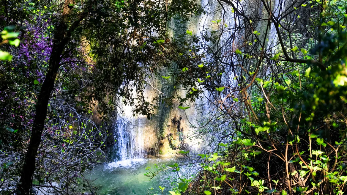 Παραμυθένιο σκηνικό στην Κέρκυρα: Οι εντυπωσιακοί καταρράκτες των Νυμφών (pic)