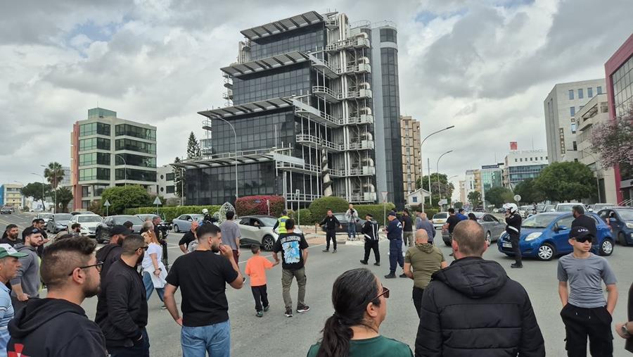 &Kappa;&tau;&eta;&nu;&omicron;&tau;&rho;ό&phi;&omicron;&iota;: &Delta;&iota;&alpha;&mu;&alpha;&rho;&tau;&upsilon;&rho;ί&alpha; &alpha;ύ&rho;&iota;&omicron; &mu;&epsilon; &mu;&epsilon;&rho;&iota;&kappa;ό &kappa;&lambda;&epsilon;ί&sigma;&iota;&mu;&omicron; &tau;&omicron;&upsilon; &kappa;ό&mu;&beta;&omicron;&upsilon; &Rho;&iota;&zeta;&omicron;&epsilon;&lambda;&iota;ά&sigmaf;