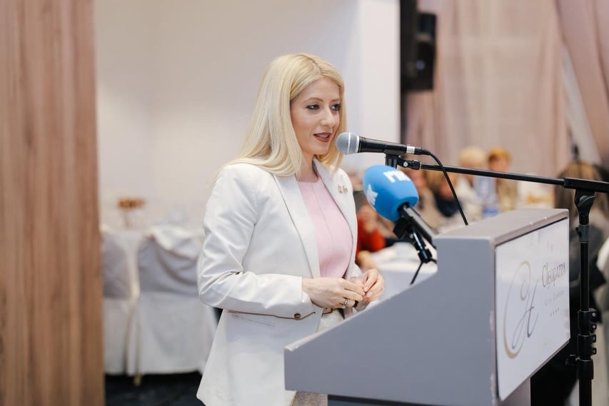 &Alpha;&nu;&nu;ί&tau;&alpha;: &Mu;&epsilon; &sigma;&omicron;&beta;&alpha;&rho;ό&tau;&eta;&tau;&alpha; &kappa;&alpha;&iota; &rho;&epsilon;&alpha;&lambda;&iota;&sigma;&mu;ό &eta; &epsilon;&pi;&iota;&lambda;&omicron;&gamma;ή &tau;&eta;&sigmaf; &epsilon;&pi;ό&mu;&epsilon;&nu;&eta;&sigmaf; &Beta;&omicron;&upsilon;&lambda;ή&sigmaf;