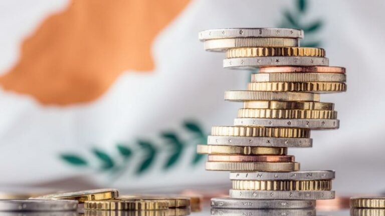 Eurostat: &Eta; &Kappa;ύ&pi;&rho;&omicron;&sigmaf; &mu;&epsilon;&tau;&alpha;&xi;ύ &tau;&omega;&nu; &kappa;&rho;&alpha;&tau;ώ&nu; &mu;&epsilon; &tau;&eta; &mu;&epsilon;&gamma;&alpha;&lambda;ύ&tau;&epsilon;&rho;&eta; &mu;&epsilon;ί&omega;&sigma;&eta; &chi;&rho;έ&omicron;&upsilon;&sigmaf;