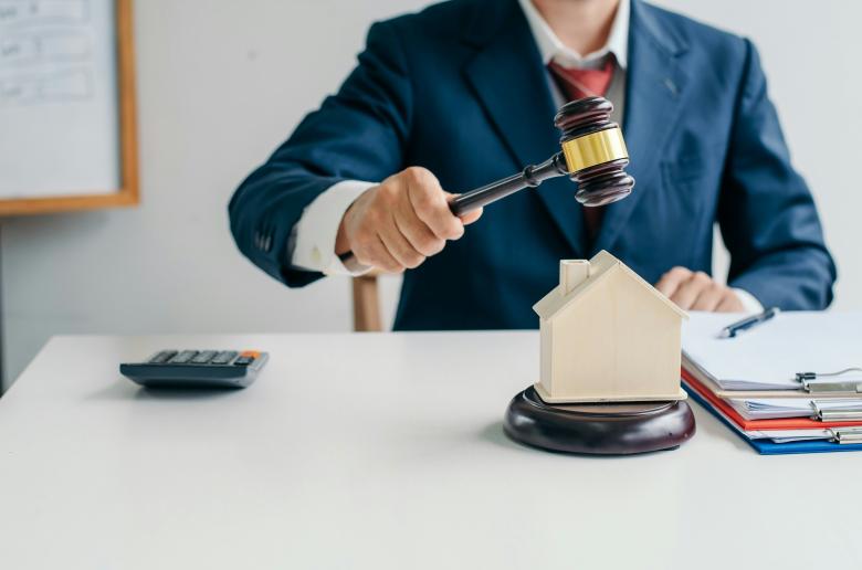 &Sigma;&tau;&omicron; &mu;&iota;&kappa;&rho;&omicron;&sigma;&kappa;ό&pi;&iota;&omicron; &omicron;&iota; &epsilon;&kappa;&pi;&omicron;&iota;ή&sigma;&epsilon;&iota;&sigmaf;: &Alpha;&nu;&alpha;&pi;&omicron;&mu;&pi;έ&sigmaf; &nu;ό&mu;&omega;&nu; &kappa;&alpha;&iota; &pi;&rho;&omicron;&sigma;&phi;&upsilon;&gamma;ή &sigma;&tau;&omicron; &Alpha;&nu;ώ&tau;&alpha;&tau;&omicron;