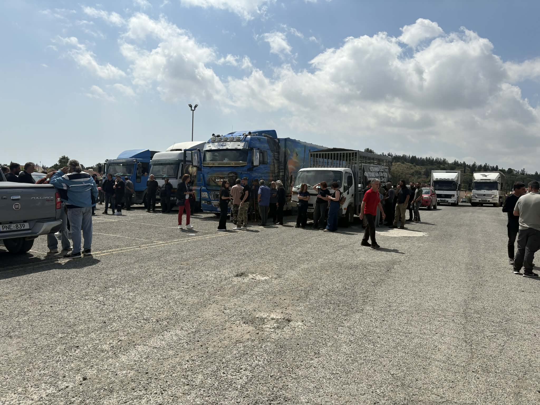 Στους δρόμους οι κτηνοτρόφοι-Ζητούν παύση των μαζικών θανατώσεων (pics)