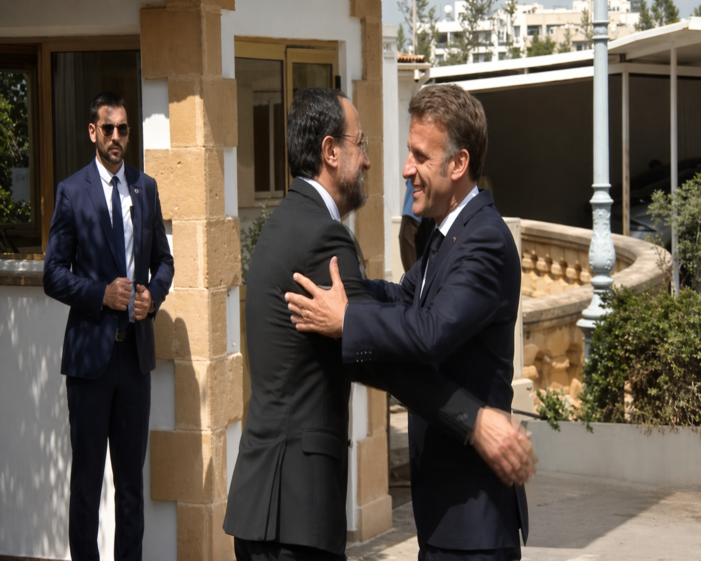 &Mu;&alpha;&kappa;&rho;ό&nu; &sigma;&epsilon; &kappa;&upsilon;&pi;&rho;&iota;&alpha;&kappa;ό &lambda;&alpha;ό: &laquo;&Eta; &Gamma;&alpha;&lambda;&lambda;ί&alpha; &sigma;&tau;έ&kappa;&epsilon;&tau;&alpha;&iota; &sigma;&tau;&omicron; &pi;&lambda;&epsilon;&upsilon;&rho;ό &sigma;&alpha;&sigmaf;&raquo; (vid)