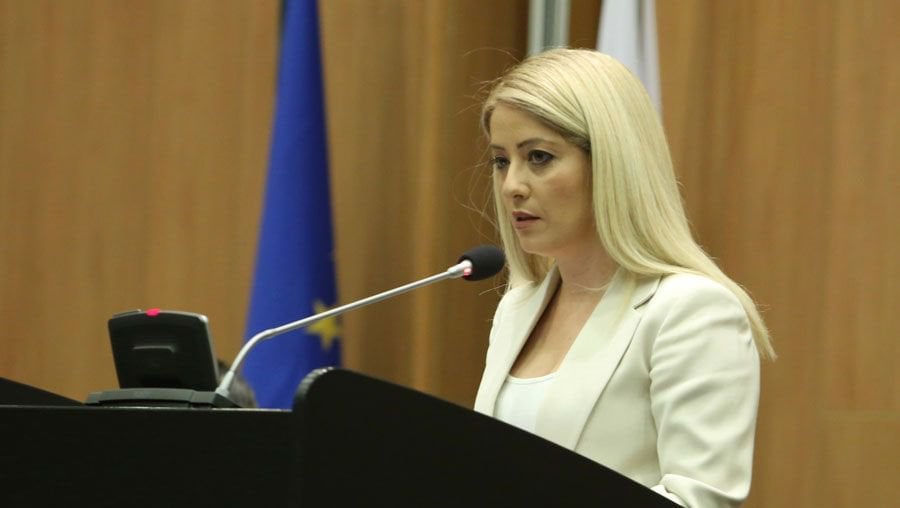 &Alpha;&nu;&nu;ί&tau;&alpha;: &Kappa;&rho;ί&sigma;&iota;&mu;&eta; &kappa;&alpha;&iota; &omega;&phi;έ&lambda;&iota;&mu;&eta; &eta; &kappa;ά&lambda;&upsilon;&psi;&eta; &tau;&omicron;&upsilon; έ&rho;&gamma;&omicron;&upsilon; &tau;&eta;&sigmaf; &Beta;&omicron;&upsilon;&lambda;ή&sigmaf; &alpha;&pi;ό &delta;&eta;&mu;&omicron;&sigma;&iota;&omicron;&gamma;&rho;ά&phi;&omicron;&upsilon;&sigmaf;