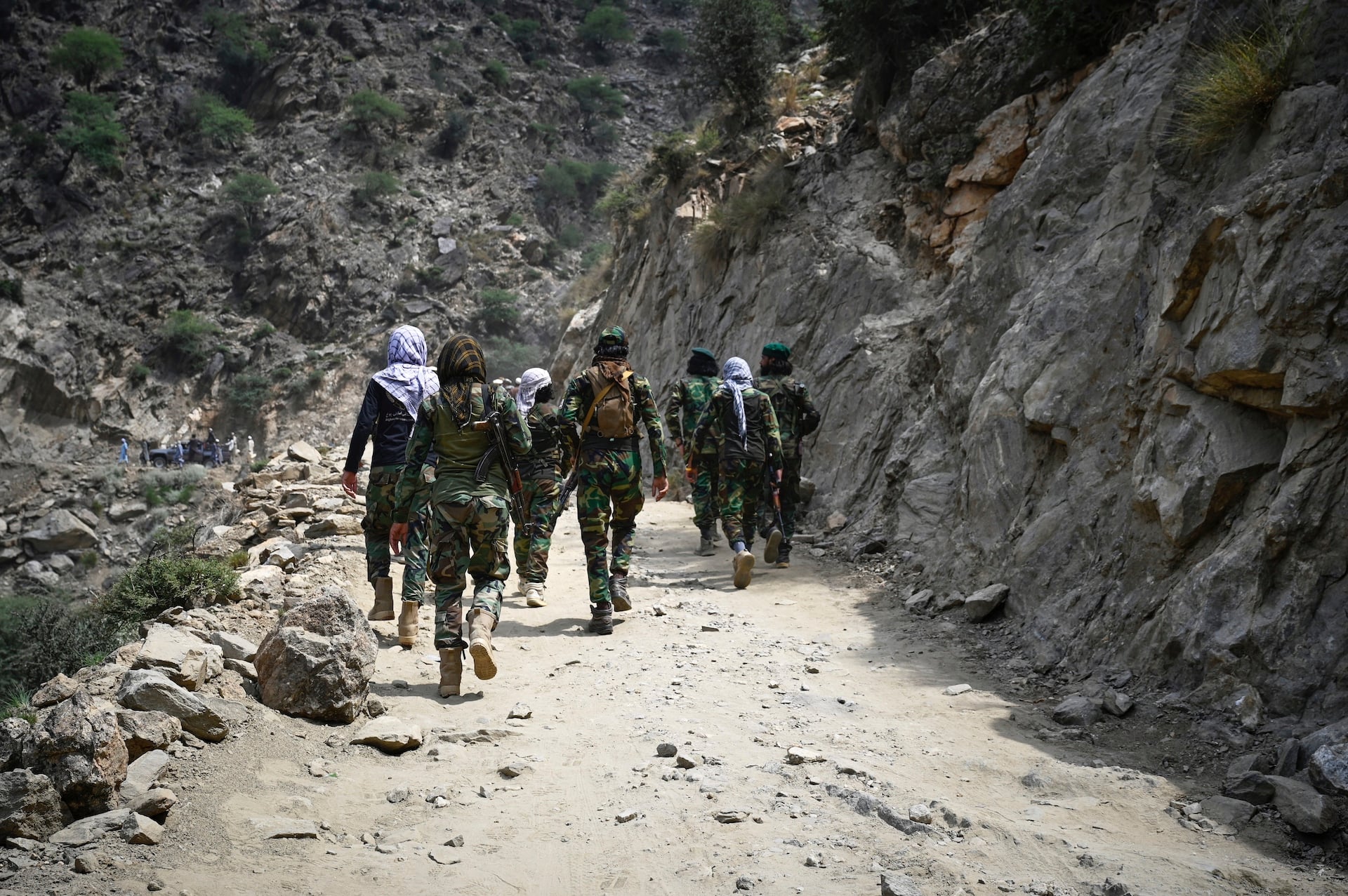 &Pi;&alpha;&kappa;&iota;&sigma;&tau;ά&nu;: &Pi;ά&nu;&omega; &alpha;&pi;ό 10 &nu;&epsilon;&kappa;&rho;&omicron;ί, &alpha;&nu;ά&mu;&epsilon;&sigma;&alpha; &tau;&omicron;&upsilon;&sigmaf; έ&nu;&alpha;&sigmaf; &Tau;&omicron;ύ&rho;&kappa;&omicron;&sigmaf; &sigma;&epsilon; &epsilon;&pi;ί&theta;&epsilon;&sigma;&eta; &epsilon;&nu;ό&pi;&lambda;&omega;&nu;