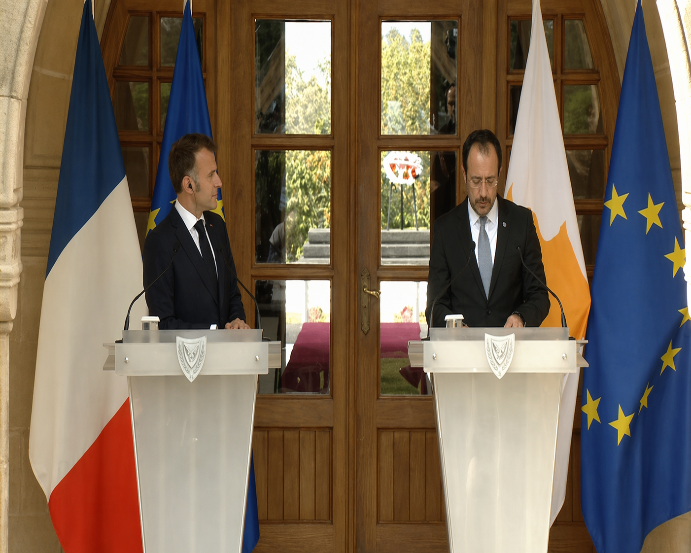 &Pi;&tau;&Delta;-&Mu;&alpha;&kappa;&rho;ό&nu;: &laquo;&Epsilon;ί&sigma;&alpha;&iota; &pi;&rho;&alpha;&gamma;&mu;&alpha;&tau;&iota;&kappa;ό&sigmaf; &phi;ί&lambda;&omicron;&sigmaf;&raquo;-&laquo;&Eta; &Gamma;&alpha;&lambda;&lambda;ί&alpha; &sigma;&tau;έ&kappa;&epsilon;&tau;&alpha;&iota; &sigma;&tau;&omicron; &pi;&lambda;&epsilon;&upsilon;&rho;ό &sigma;&alpha;&sigmaf;&raquo; (vid)