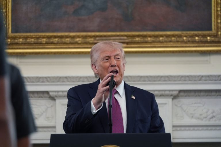 &Tau;&rho;&alpha;&mu;&pi;: &laquo;Έ&chi;&omicron;&upsilon;&mu;&epsilon; &pi;&lambda;ή&rho;&eta; έ&lambda;&epsilon;&gamma;&chi;&omicron; &Sigma;&tau;&epsilon;&nu;ώ&nu;&raquo;-&Sigma;&upsilon;&mu;&phi;&omega;&nu;ή&theta;&eta;&kappa;&epsilon; &gamma;&alpha;&lambda;&lambda;&omicron;&beta;&rho;&epsilon;&tau;&alpha;&nu;&iota;&kappa;ό &sigma;&chi;έ&delta;&iota;&omicron;