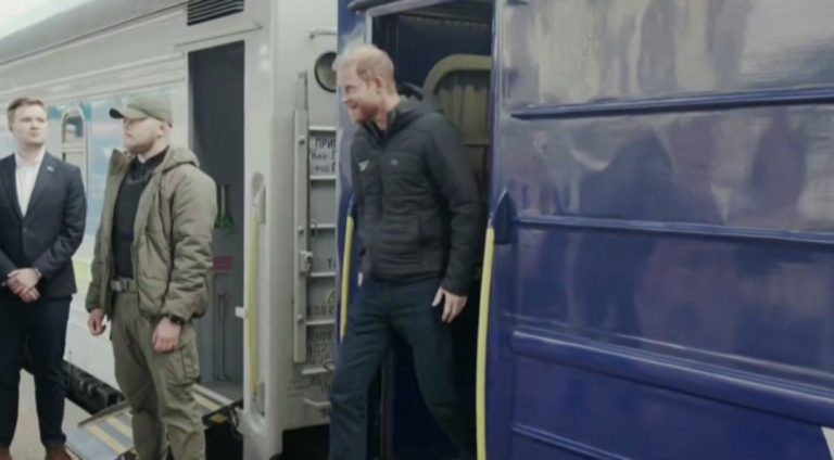 &Omicron; &pi;&rho;ί&gamma;&kappa;&iota;&pi;&alpha;&sigmaf; &Chi;ά&rho;&iota; &kappa;ά&lambda;&epsilon;&sigma;&epsilon; &tau;&omicron;&nu; &Pi;&omicron;ύ&tau;&iota;&nu; &laquo;&nu;&alpha; &sigma;&tau;&alpha;&mu;&alpha;&tau;ή&sigma;&epsilon;&iota; &alpha;&upsilon;&tau;ό&nu; &tau;&omicron;&nu; &pi;ό&lambda;&epsilon;&mu;&omicron;&raquo;