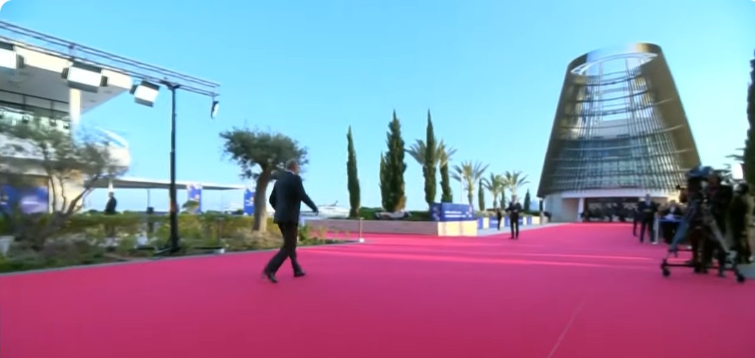 LIVE: Ά&phi;&iota;&xi;&eta; &Eta;&gamma;&epsilon;&tau;ώ&nu; &sigma;&tau;&eta;&nu; &Sigma;ύ&nu;&omicron;&delta;&omicron; &Kappa;&omicron;&rho;&upsilon;&phi;ή&sigmaf;: &Sigma;&tau;&omicron; &tau;&rho;&alpha;&pi;έ&zeta;&iota; &Mu;. &Alpha;&nu;&alpha;&tau;&omicron;&lambda;ή &kappa;&alpha;&iota; &epsilon;&nu;έ&rho;&gamma;&epsilon;&iota;&alpha;