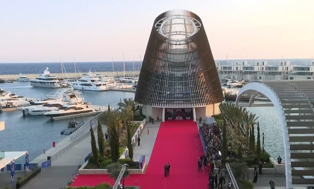 LIVE: &Alpha;&phi;ί&xi;&epsilon;&iota;&sigmaf; &Eta;&gamma;&epsilon;&tau;ώ&nu; &sigma;&tau;&eta; &Sigma;ύ&nu;&omicron;&delta;&omicron; &Kappa;&omicron;&rho;&upsilon;&phi;ή&sigmaf;: &Sigma;&tau;&omicron; &tau;&rho;&alpha;&pi;έ&zeta;&iota; &Mu;. &Alpha;&nu;&alpha;&tau;&omicron;&lambda;ή &kappa;&alpha;&iota; &epsilon;&nu;έ&rho;&gamma;&epsilon;&iota;&alpha;