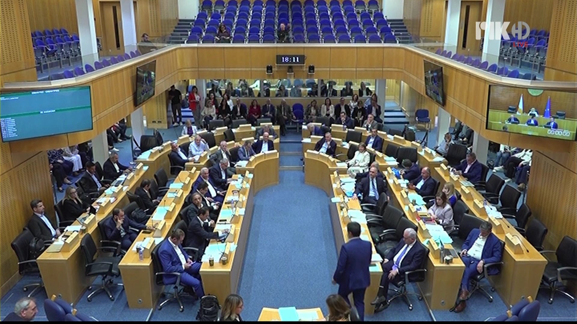 Αυτοδιαλύθηκε η Βουλή μετά την τελευταία της συνεδρίαση-«Λύγισε» η Αννίτα(vid)