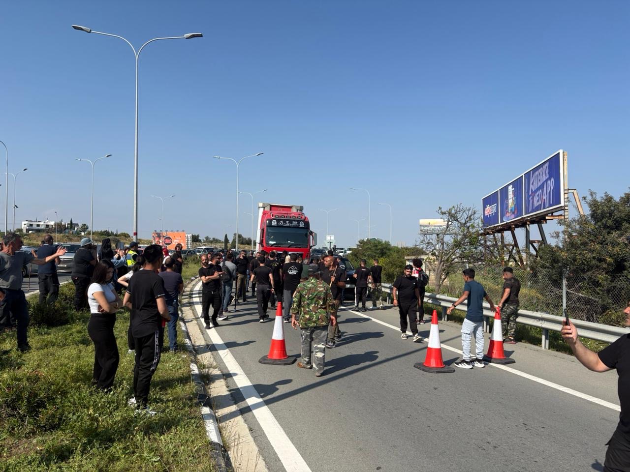 Έ&nu;&tau;&alpha;&sigma;&eta; &sigma;&tau;&eta; &Rho;&iota;&zeta;&omicron;&epsilon;&lambda;&iota;ά: &Mu;&alpha;&zeta;ί &mu;&epsilon; &alpha;&sigma;&theta;&epsilon;&nu;&omicron;&phi;ό&rho;&omicron;, &pi;έ&rho;&alpha;&sigma;&epsilon; &delta;&iota;&pi;&lambda;&omega;&mu;&alpha;&tau;&iota;&kappa;ό ό&chi;&eta;&mu;&alpha; (vid)