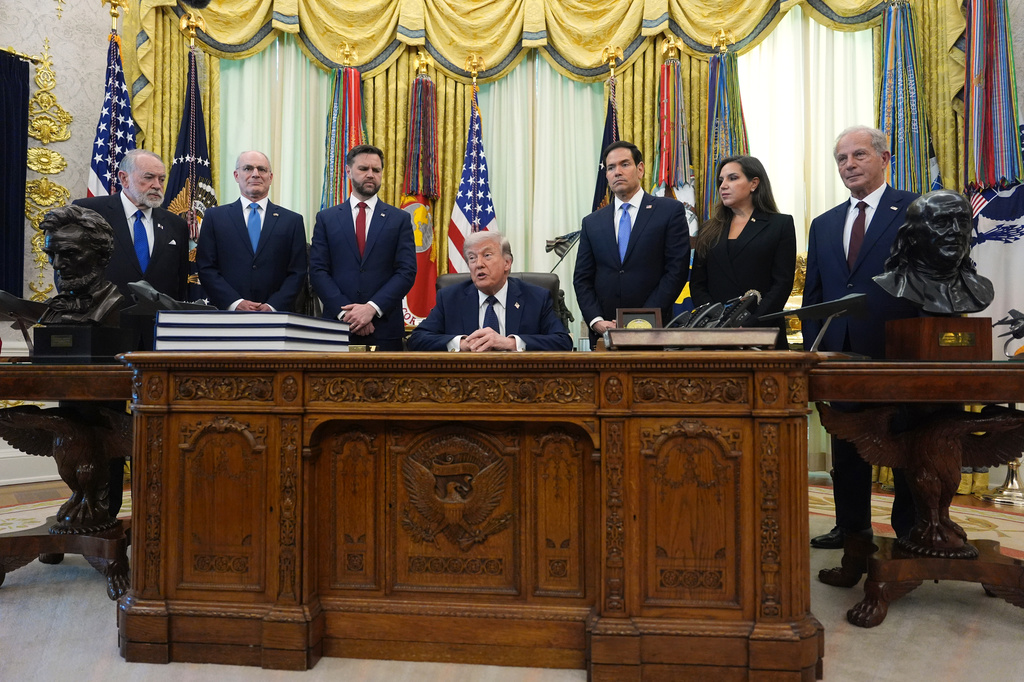 &Tau;&rho;&alpha;&mu;&pi;: &Mu;&pi;&omicron;&rho;ώ &nu;&alpha; &epsilon;&xi;&omicron;&upsilon;&delta;&epsilon;&tau;&epsilon;&rho;ώ&sigma;&omega; &tau;&omicron; &Iota;&rho;ά&nu; &sigma;&epsilon; 1 &eta;&mu;έ&rho;&alpha;- &Delta;&epsilon;&nu; &theta;&alpha; &chi;&rho;&eta;&sigma;&iota;&mu;&omicron;&pi;&omicron;&iota;ή&sigma;&omega; &pi;&upsilon;&rho;&eta;&nu;&iota;&kappa;ά