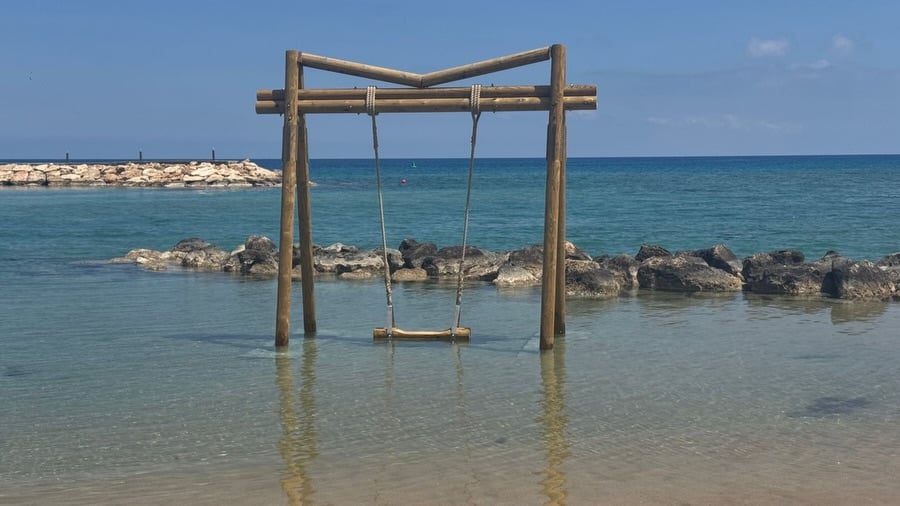 Σε αυτή την παραλία στον Πρωταρά θα βρεις κούνια μέσα στο νερό (ΦΩΤΟ)