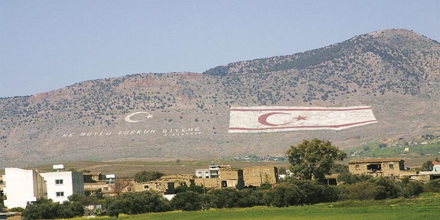 &Tau;&omicron;&upsilon;&rho;&kappa;&iota;&kappa;ό &pi;&alpha;&rho;&alpha;&lambda;ή&rho;&eta;&mu;&alpha;: &laquo;&Eta; &Kappa;ύ&pi;&rho;&omicron;&sigmaf; &epsilon;ί&nu;&alpha;&iota; &theta;έ&mu;&alpha; &tau;&iota;&mu;ή&sigmaf; &kappa;&alpha;&iota; &zeta;ή&tau;&eta;&mu;&alpha; &zeta;&omega;ή&sigmaf; &kappa;&alpha;&iota; &theta;&alpha;&nu;ά&tau;&omicron;&upsilon;&raquo;