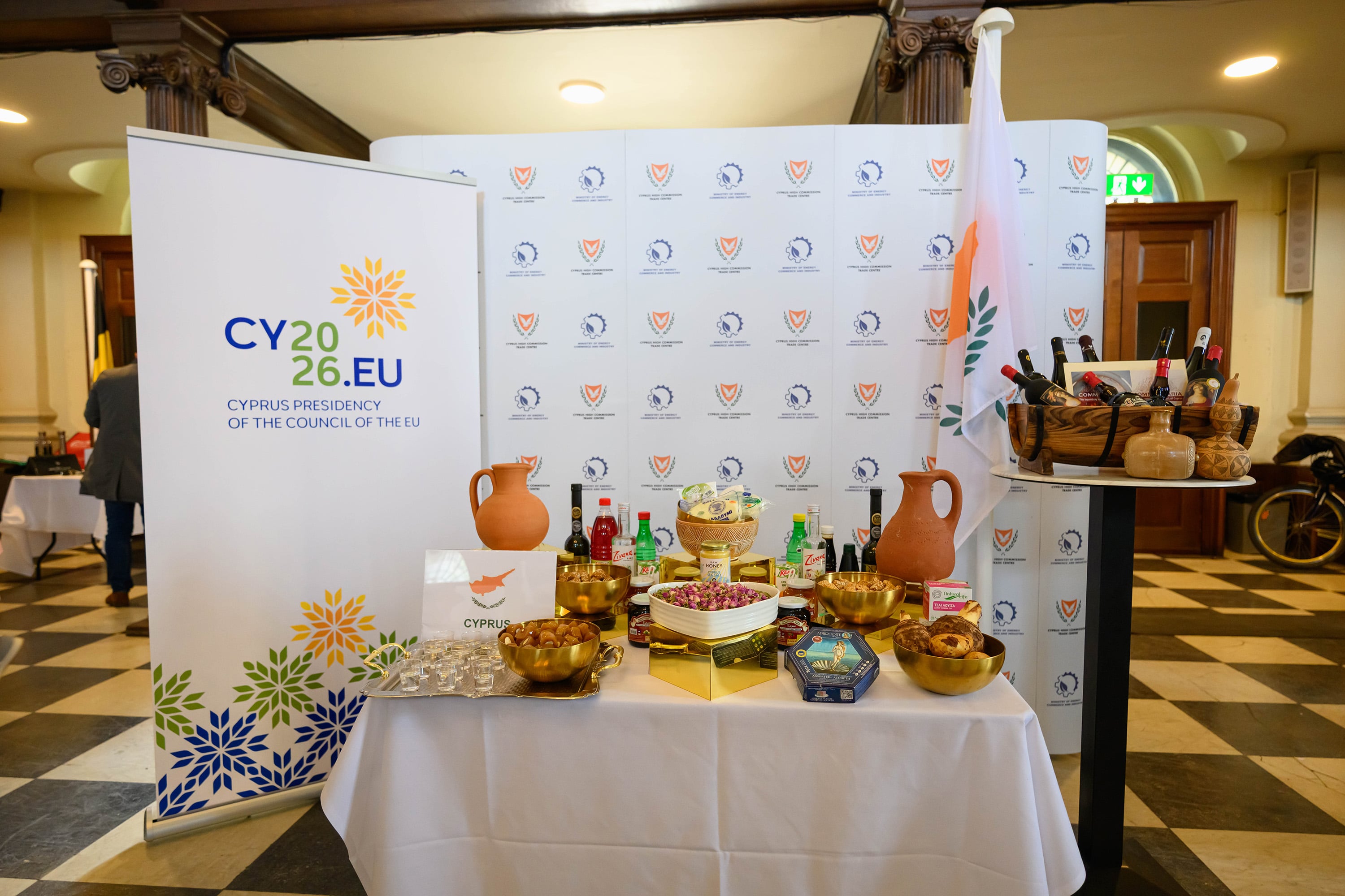 Taste of Europe: &Sigma;&upsilon;&mu;&mu;&epsilon;&tau;&omicron;&chi;ή &Kappa;ύ&pi;&rho;&omicron;&upsilon; &mu;&epsilon; &pi;&alpha;&rho;&alpha;&delta;&omicron;&sigma;&iota;&alpha;&kappa;ά &pi;&rho;&omicron;ϊό&nu;&tau;&alpha; &sigma;&epsilon; &epsilon;&kappa;&delta;ή&lambda;&omega;&sigma;&eta; &sigma;&tau;&omicron; &Eta;&Beta;