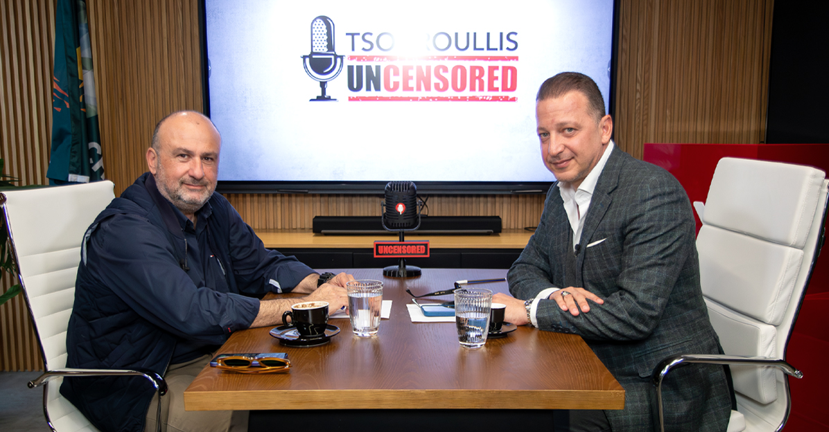 Uncensored: &Omicron; &Chi;&rho;ύ&sigma;&alpha;&nu;&theta;&omicron;&sigmaf; &Tau;&sigma;&omicron;&upsilon;&rho;&omicron;ύ&lambda;&lambda;&eta;&sigmaf; &upsilon;&pi;&omicron;&delta;έ&chi;&epsilon;&tau;&alpha;&iota; &tau;&omicron;&nu; &Delta;&eta;&mu;ή&tau;&rho;&eta; &Pi;&alpha;&pi;&alpha;&delta;ά&kappa;&eta; (&Beta;&Iota;&Nu;&Tau;&Epsilon;&Omicron;)
