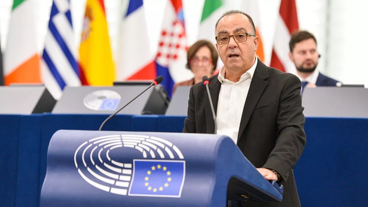 Ά&nu;&omicron;&iota;&gamma;&mu;&alpha; &upsilon;&pi;ό&theta;&epsilon;&sigma;&eta;&sigmaf; &tau;&omicron;&upsilon; &mu;&alpha;ύ&rho;&omicron;&upsilon; &beta;&alpha;&nu; &zeta;&eta;&tau;&epsilon;ί &omicron; &Gamma;&epsilon;&omega;&rho;&gamma;ί&omicron;&upsilon;-&laquo;T&omicron; &kappa;&rho;ά&tau;&omicron;&sigmaf; &delta;&iota;&kappa;&alpha;ί&omicron;&upsilon; &pi;ά&sigma;&chi;&epsilon;&iota;&raquo;