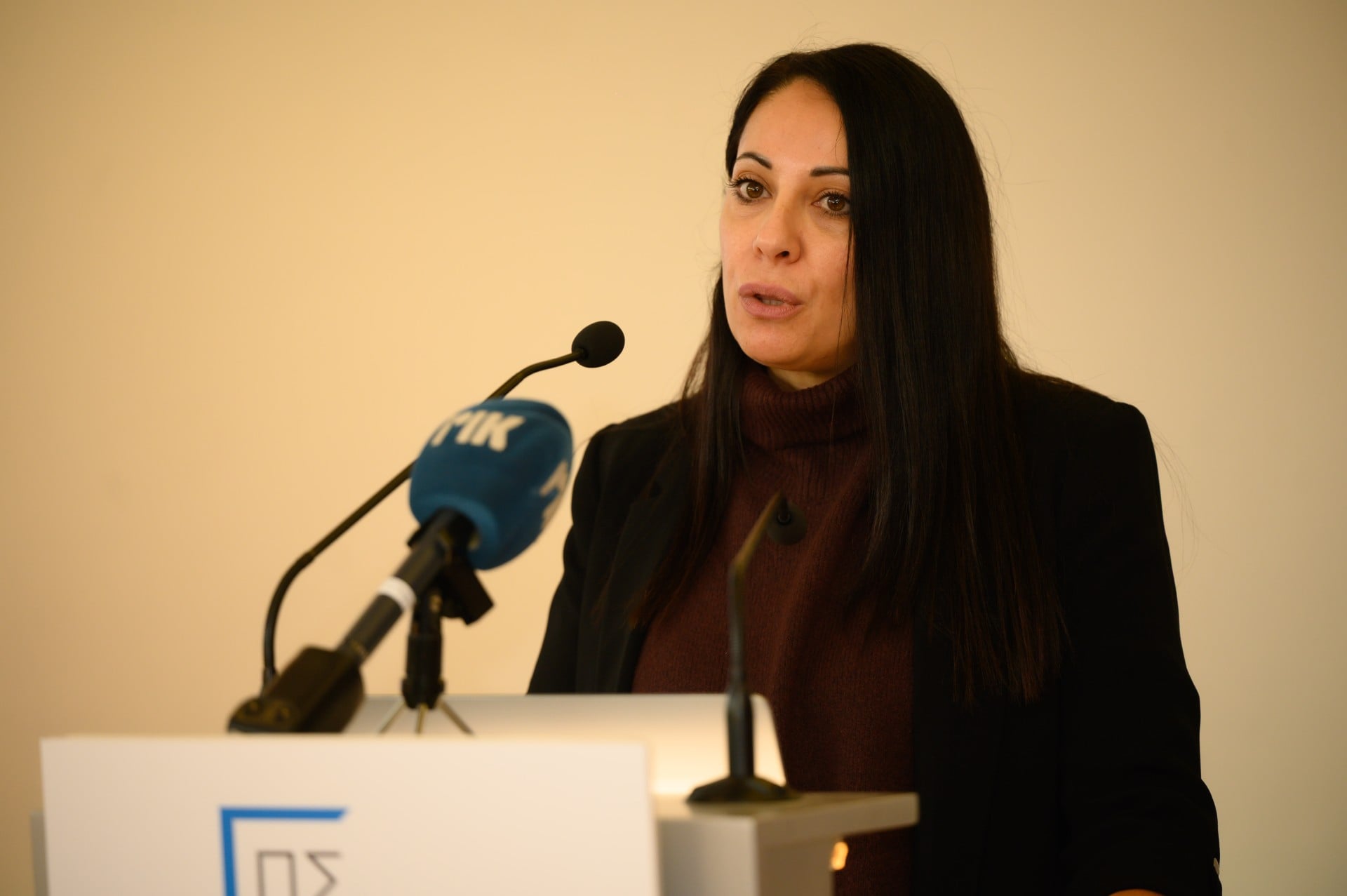 &Psi;&upsilon;&chi;&omicron;&theta;&epsilon;&rho;&alpha;&pi;&epsilon;ί&alpha; &sigma;&tau;&eta;&nu; &Kappa;ύ&pi;&rho;&omicron;: &Tau;&omicron; &theta;&epsilon;&sigma;&mu;&iota;&kappa;ό &kappa;&epsilon;&nu;ό &kappa;&alpha;&iota; &eta; &alpha;&nu;ά&gamma;&kappa;&eta; &gamma;&iota;&alpha; ά&mu;&epsilon;&sigma;&eta; &rho;ύ&theta;&mu;&iota;&sigma;&eta;