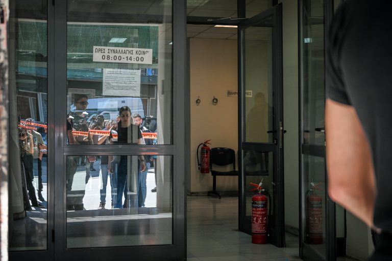 &laquo;&Lambda;&omicron;&upsilon;&kappa;έ&tau;&omicron;&raquo; &sigma;&tau;&alpha; &delta;&iota;&kappa;&alpha;&sigma;&tau;ή&rho;&iota;&alpha; &tau;&eta;&sigmaf; &Alpha;&theta;ή&nu;&alpha;&sigmaf; &mu;&epsilon;&tau;ά &tau;&eta;&nu; έ&nu;&omicron;&pi;&lambda;&eta; &epsilon;&pi;ί&theta;&epsilon;&sigma;&eta; 89&chi;&rho;&omicron;&nu;&omicron;&upsilon;