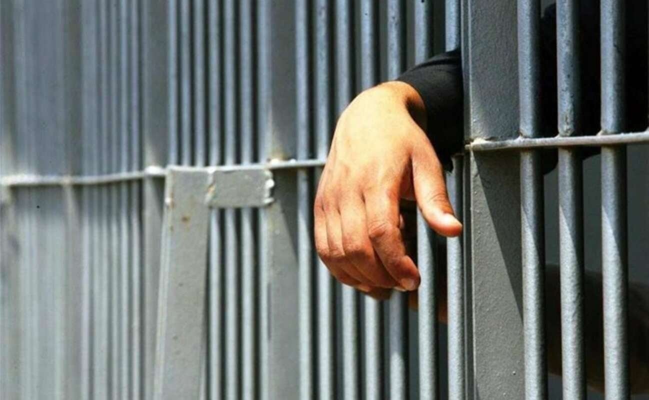 &Sigma;&tau;&eta; &phi;&upsilon;&lambda;&alpha;&kappa;ή &gamma;&iota;&alpha; 10 &chi;&rho;ό&nu;&iota;&alpha; &omicron; 23&chi;&rho;&omicron;&nu;&omicron;&sigmaf; &gamma;&iota;&alpha; &tau;&eta;&nu; &alpha;&pi;ό&pi;&epsilon;&iota;&rho;&alpha; &phi;ό&nu;&omicron;&upsilon; &sigma;&tau;&omicron; &Pi;&alpha;&rho;&alpha;&lambda;ί&mu;&nu;&iota;