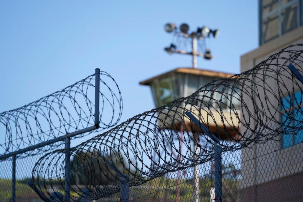 &Eta;&Pi;&Alpha;: &Delta;ύ&omicron; &theta;&alpha;&nu;&alpha;&tau;&omicron;&pi;&omicron;&iota;&nu;ί&tau;&epsilon;&sigmaf; &epsilon;&kappa;&tau;&epsilon;&lambda;έ&sigma;&tau;&eta;&kappa;&alpha;&nu; &sigma;&epsilon; &Phi;&lambda;ό&rho;&iota;&nu;&tau;&alpha; &kappa;&alpha;&iota; &Tau;έ&xi;&alpha;&sigmaf;