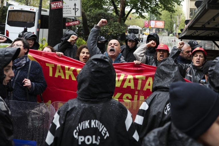 &Pi;&rho;&omega;&tau;&omicron;&mu;&alpha;&gamma;&iota;ά &mu;&epsilon; έ&nu;&tau;&alpha;&sigma;&eta; &sigma;&tau;&eta;&nu; &Kappa;&omega;&nu;/&pi;&omicron;&lambda;&eta;: &Epsilon;&kappa;&alpha;&tau;&omicron;&nu;&tau;ά&delta;&epsilon;&sigmaf; &pi;&rho;&omicron;&sigma;&alpha;&gamma;&omega;&gamma;έ&sigmaf; (vid)