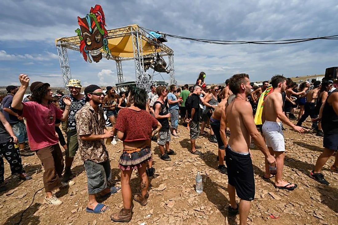 &Chi;&iota;&lambda;&iota;ά&delta;&epsilon;&sigmaf; &sigma;&epsilon; &pi;&alpha;&rho;ά&nu;&omicron;&mu;&omicron; rave &pi;ά&rho;&tau;&iota; &sigma;&epsilon; &sigma;&tau;&rho;&alpha;&tau;&iota;&omega;&tau;&iota;&kappa;ή &pi;&epsilon;&rho;&iota;&omicron;&chi;ή &sigma;&tau;&eta; &Gamma;&alpha;&lambda;&lambda;ί&alpha;