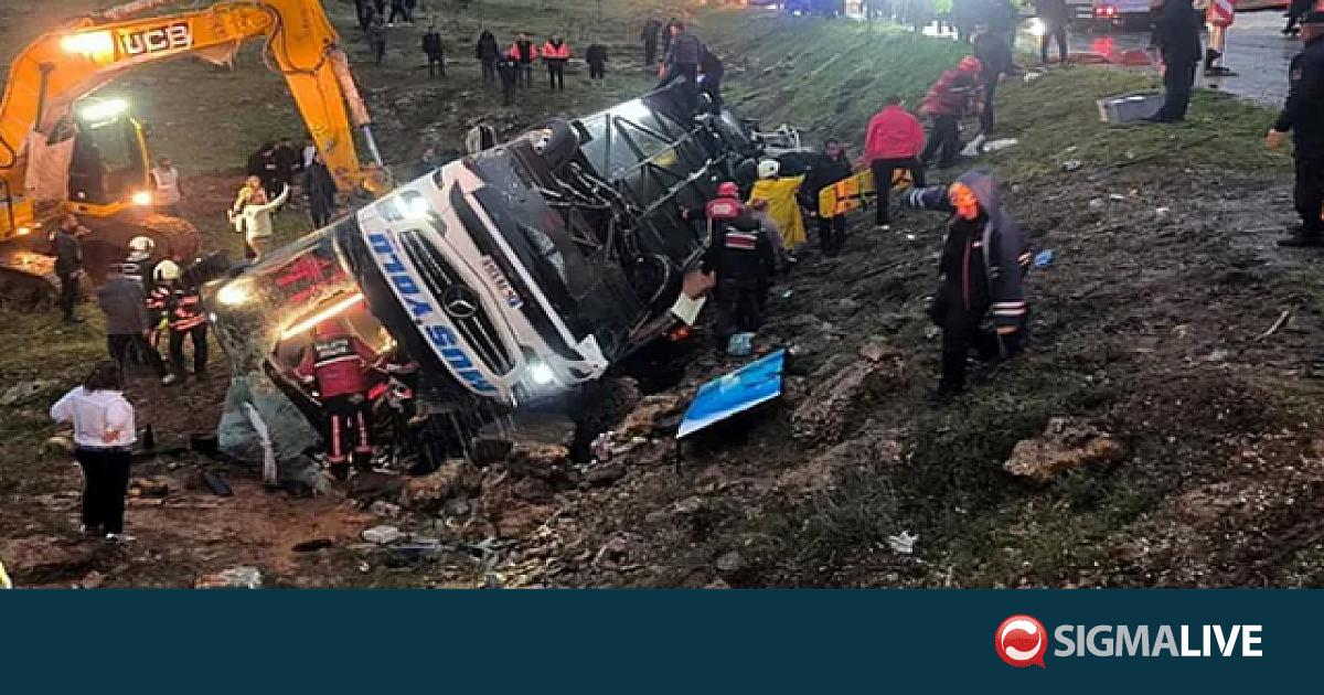 &Tau;&omicron;&upsilon;&rho;&kappa;ί&alpha;: &Lambda;&epsilon;&omega;&phi;&omicron;&rho;&epsilon;ί&omicron; έ&pi;&epsilon;&sigma;&epsilon; &sigma;&epsilon; &chi;&alpha;&nu;&tau;ά&kappa;&iota; &ndash; 4 &nu;&epsilon;&kappa;&rho;&omicron;ί &kappa;&alpha;&iota; 15 &tau;&rho;&alpha;&upsilon;&mu;&alpha;&tau;ί&epsilon;&sigmaf; (vid)