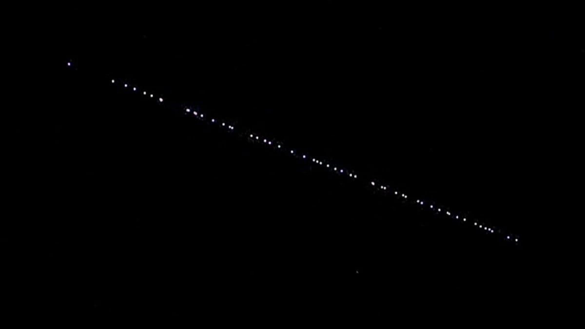 &Eta; &epsilon;&nu;&tau;&upsilon;&pi;&omega;&sigma;&iota;&alpha;&kappa;ή &laquo;&pi;&alpha;&rho;έ&lambda;&alpha;&sigma;&eta;&raquo; &tau;&omega;&nu; &delta;&omicron;&rho;&upsilon;&phi;ό&rho;&omega;&nu; Starlink &sigma;&tau;&omicron;&nu; &omicron;&upsilon;&rho;&alpha;&nu;ό &tau;&eta;&sigmaf; &Kappa;ύ&pi;&rho;&omicron;&upsilon; (vid)