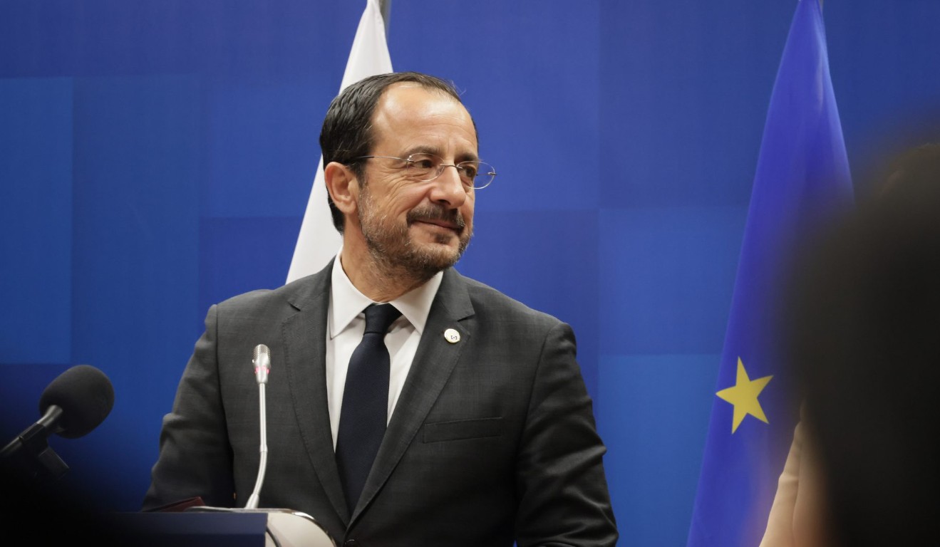 &Pi;&tau;&Delta;: &Upsilon;&pi;&epsilon;&rho;&alpha;&sigma;&pi;&iota;&zeta;ό&mu;&epsilon;&nu;&omicron;&iota; &tau;&eta;&nu; &kappa;&upsilon;&rho;&iota;&alpha;&rho;&chi;ί&alpha; &tau;&eta;&sigmaf; &Epsilon;&upsilon;&rho;ώ&pi;&eta;&sigmaf; &epsilon;&xi;&alpha;&sigma;&phi;&alpha;&lambda;ί&zeta;&omicron;&upsilon;&mu;&epsilon; &epsilon;&iota;&rho;&eta;&nu;&iota;&kappa;ό &mu;έ&lambda;&lambda;&omicron;&nu;