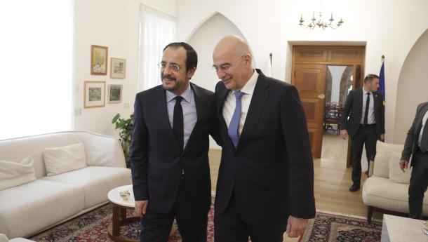 Στην Αθήνα ο ΠτΔ για το Συνέδριο DEFEA - Επαφές με Δένδια και Κουμπίλιους