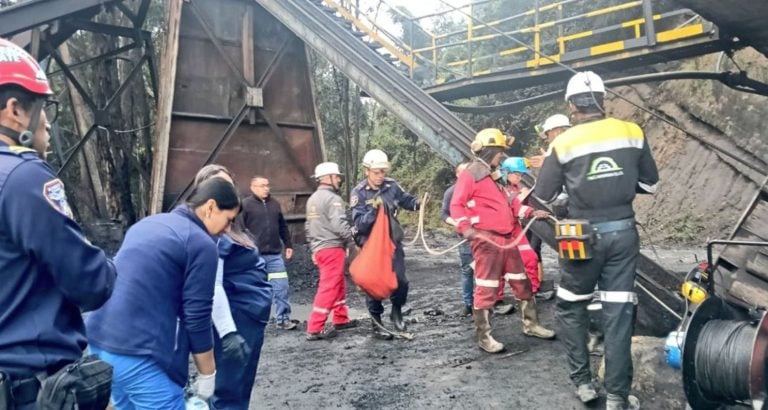 &Kappa;&omicron;&lambda;&omicron;&mu;&beta;ί&alpha;: &Epsilon;&nu;&nu;έ&alpha; &nu;&epsilon;&kappa;&rho;&omicron;ί &alpha;&nu;&theta;&rho;&alpha;&kappa;&omega;&rho;ύ&chi;&omicron;&iota; &mu;&epsilon;&tau;ά &alpha;&pi;ό έ&kappa;&rho;&eta;&xi;&eta; &sigma;&epsilon; &omicron;&rho;&upsilon;&chi;&epsilon;ί&omicron; (&Phi;&Omega;&Tau;&Omicron;)