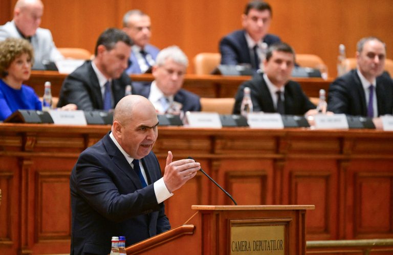 &Rho;&omicron;&upsilon;&mu;&alpha;&nu;ί&alpha;: &Kappa;&alpha;&tau;έ&rho;&rho;&epsilon;&upsilon;&sigma;&epsilon; &eta; &kappa;&upsilon;&beta;έ&rho;&nu;&eta;&sigma;&eta; &Mu;&pi;&omicron;&lambda;&omicron;&zeta;ά&nu; &ndash; &Pi;έ&rho;&alpha;&sigma;&epsilon; &eta; &pi;&rho;ό&tau;&alpha;&sigma;&eta; &delta;&upsilon;&sigma;&pi;&iota;&sigma;&tau;ί&alpha;&sigmaf;
