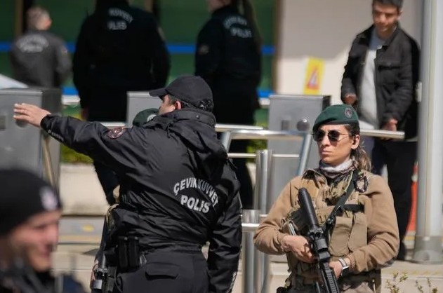 &Tau;&omicron;&upsilon;&rho;&kappa;ί&alpha;: &Sigma;&epsilon; &kappa;&rho;ί&sigma;&iota;&mu;&eta; &kappa;&alpha;&tau;ά&sigma;&tau;&alpha;&sigma;&eta; &omicron; &alpha;&delta;&epsilon;&lambda;&phi;ό&sigmaf; &tau;&omicron;&upsilon; &Tau;&sigma;&alpha;&beta;&omicron;ύ&sigma;&omicron;&gamma;&lambda;&omicron;&upsilon; &mu;&epsilon;&tau;ά &alpha;&pi;ό &epsilon;&pi;ί&theta;&epsilon;&sigma;&eta;