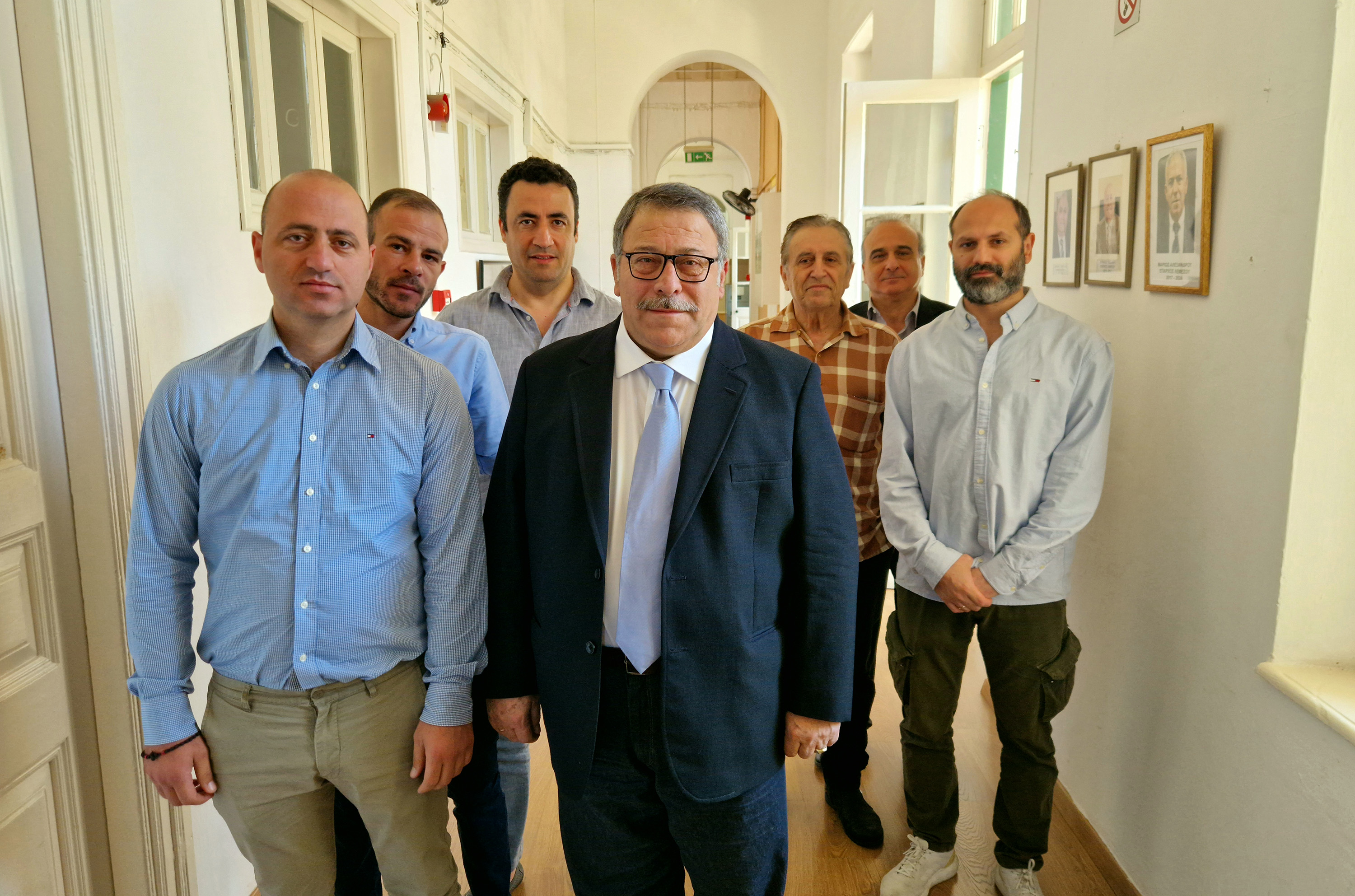 &Pi;&rho;ό&epsilon;&delta;&rho;&omicron;&sigmaf; &Delta;&Epsilon;&Kappa;: &Omicron; &lambda;&alpha;ό&sigmaf; &nu;&alpha; &psi;&eta;&phi;ί&sigma;&epsilon;&iota; &mu;&epsilon; &pi;&omicron;&lambda;&iota;&tau;&iota;&kappa;ά &kappa;&rho;&iota;&tau;ή&rho;&iota;&alpha;