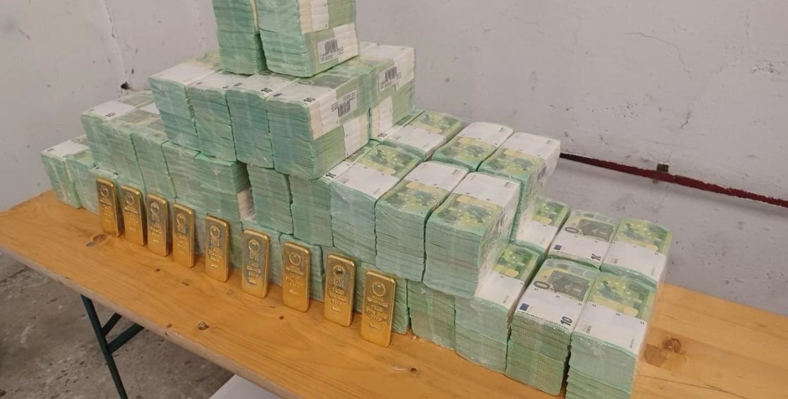 &Eta; &Omicron;&upsilon;&gamma;&gamma;&alpha;&rho;ί&alpha; &epsilon;&pi;έ&sigma;&tau;&rho;&epsilon;&psi;&epsilon; &mu;&epsilon;&tau;&rho;&eta;&tau;ά &kappa;&alpha;&iota; &chi;&rho;&upsilon;&sigma;ό &pi;&omicron;&upsilon; &alpha;&nu;ή&kappa;&alpha;&nu; &sigma;&epsilon; &omicron;&upsilon;&kappa;&rho;&alpha;&nu;&iota;&kappa;ή &tau;&rho;ά&pi;&epsilon;&zeta;&alpha;