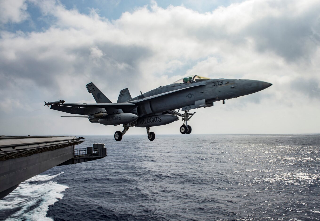 &Omicron;&iota; &Eta;&Pi;&Alpha; έ&pi;&lambda;&eta;&xi;&alpha;&nu; &mu;&epsilon; F-18 &iota;&rho;&alpha;&nu;&iota;&kappa;ό &tau;ά&nu;&kappa;&epsilon;&rho; &pi;&omicron;&upsilon; &kappa;&alpha;&tau;&epsilon;&upsilon;&theta;&upsilon;&nu;ό&tau;&alpha;&nu; &sigma;&epsilon; &lambda;&iota;&mu;ά&nu;&iota; &tau;&omicron;&upsilon; &Iota;&rho;ά&nu;